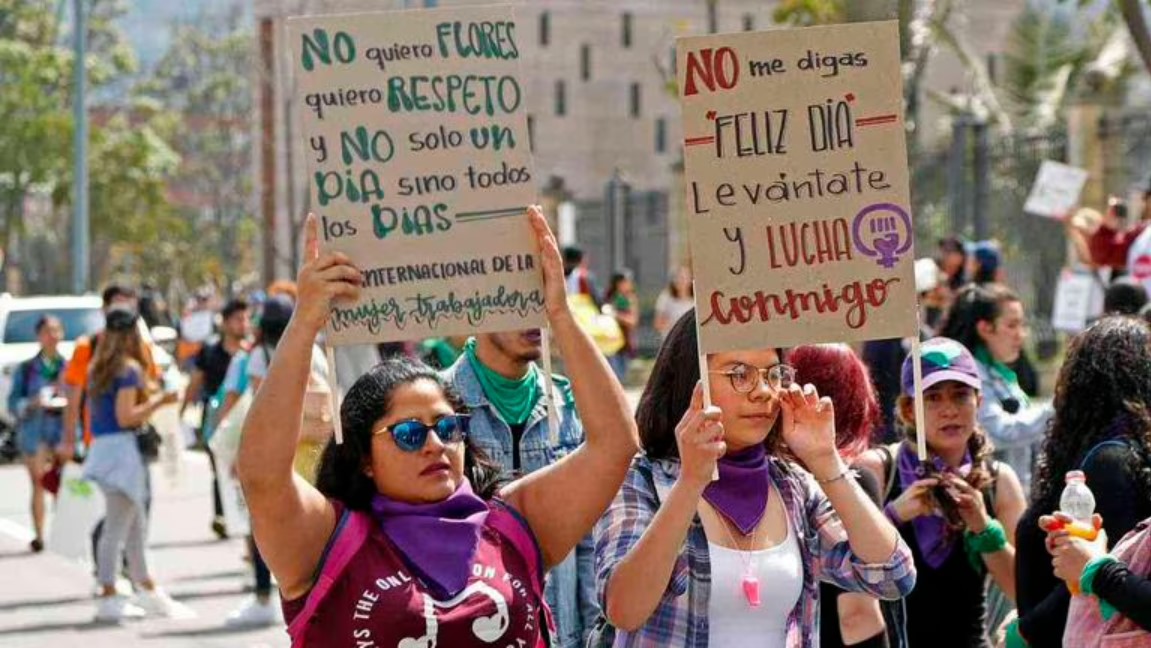 Mujeres marchando en las calles de Bogotá. - Foto: Semana